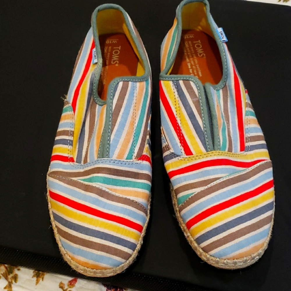 WOMENE TOMS.. SZ 10